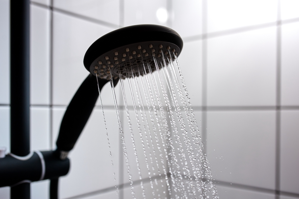 Douches sporthal Waterwijk worden niet warm
