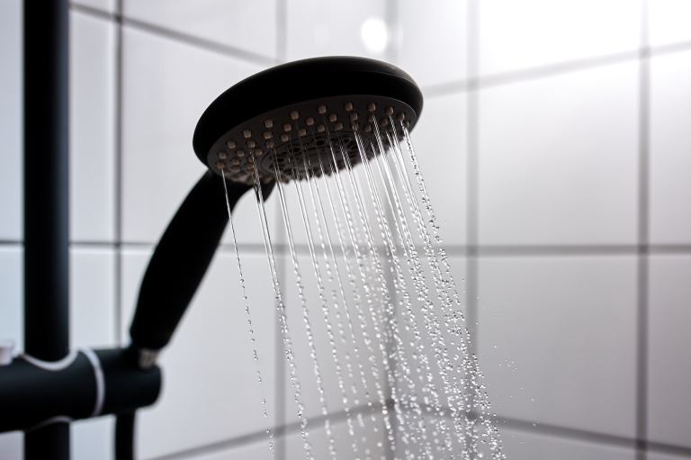 Douches sporthal Waterwijk worden niet warm